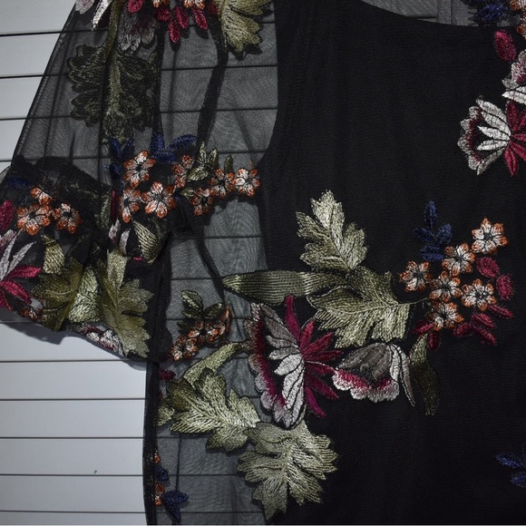 Ruff Hewn NWT Sheer Embroidered Floral Short Sleeve Black/Green/Red Top Size M - Picture 9 of 15